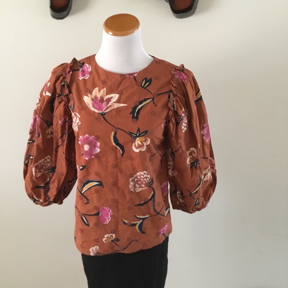 HP- UNIVERSAL THREAD FLOWER PUFFY SLEEVES EMBROIDERED SMALL FLOWERS TOP/ SZ XS